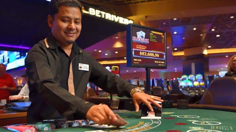 Dealer là người sẽ tương tác qua lại với tất cả người chơi