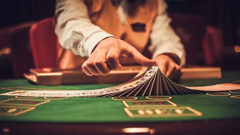 Dealer là vị trí không thể thiếu trong mọi trò chơi casino